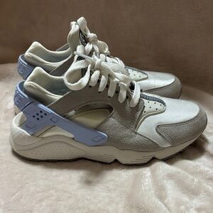 Nike Athletic Shoes in Cream and Gray